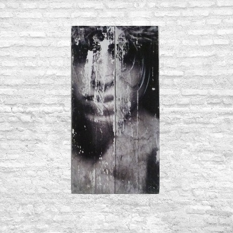 Tableau en bois sombre visage